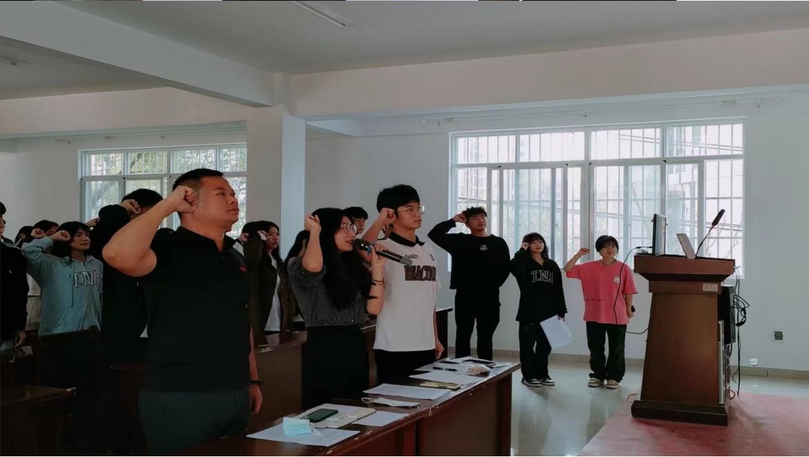 坚定不移跟党走,青春奋进新征程 ——Beat365唯一官方网站第四期团课结业典礼暨入团仪式 坚定不移跟党走,青春奋进新征程 ——Beat365唯一官方网站第四期团课结业典礼暨入团仪式