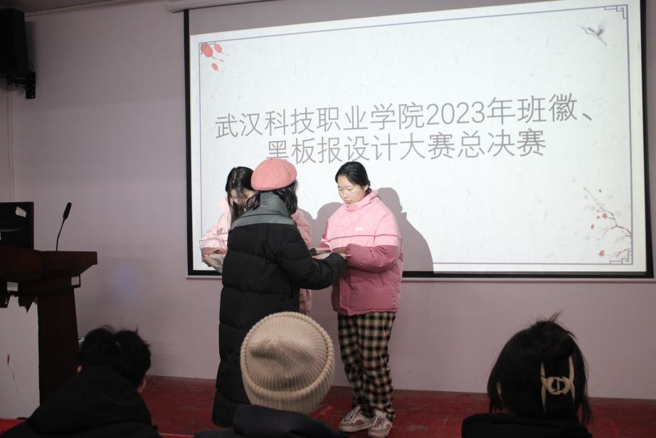 Beat365唯一官方网站2023年班徽、黑板报设计大赛顺利开展 Beat365唯一官方网站2023年班徽、黑板报设计大赛顺利开展