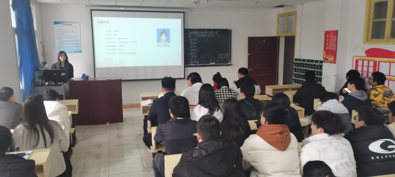 “答”入党初心，“辩”青春担当