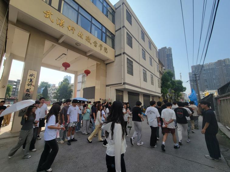 寻迹百年武九,解码匠心传承——365官网开展四美塘文化公园沉浸式实践活动 寻迹百年武九,解码匠心传承——365官网开展四美塘文化公园沉浸式实践活动