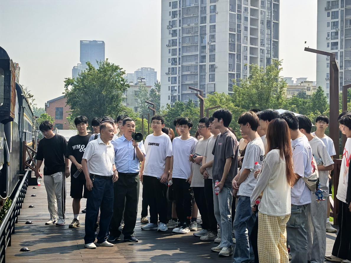 寻迹百年武九,解码匠心传承——365官网开展四美塘文化公园沉浸式实践活动 寻迹百年武九,解码匠心传承——365官网开展四美塘文化公园沉浸式实践活动