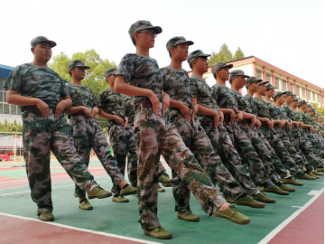 365官网召开2019级新生军训汇报表演暨总结表彰大会 365官网召开2019级新生军训汇报表演暨总结表彰大会