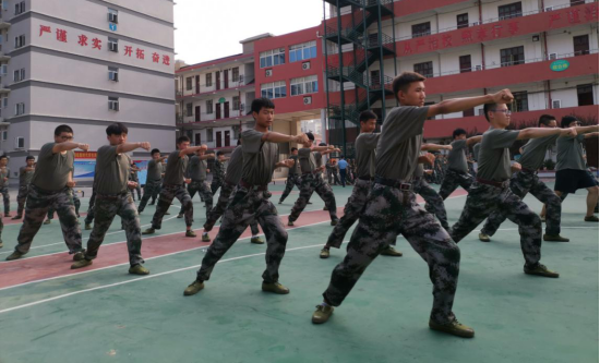 365官网召开2019级新生军训汇报表演暨总结表彰大会 365官网召开2019级新生军训汇报表演暨总结表彰大会